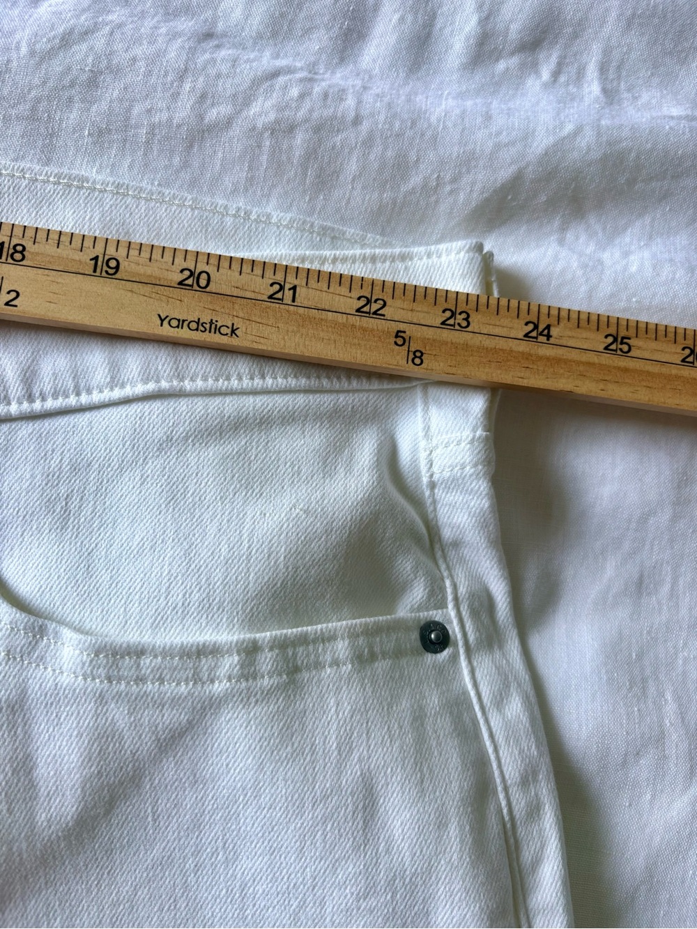 Levi’s Women’s White Bermuda Shorts 26W Mid Rise Stretch Denim Summer Casual - Picture 5 of 12